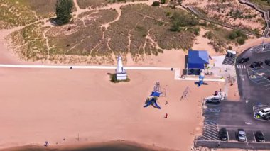 Michigan 'daki ikonik New Buffalo Beach Deniz Feneri' nin yüksek hava yörüngesi. Güneşli bir yaz gününde Michigan Gölü ve huzurlu kıyı şeridi üzerinde çarpıcı manzarası var.