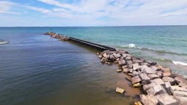 Michigan, New Buffalo Sahili 'nin alçak hava akıntısı Michigan Gölü' nün muhteşem manzarası ve güneşli bir yaz gününde huzurlu kıyı şeridi.