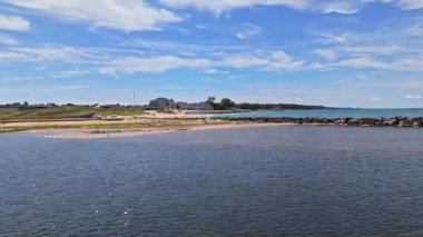 Alçak hava akımı, güneşli bir yaz gününde Michigan Gölü 'nün huzurlu kıyı şeridi boyunca New Buffalo sahilindeki evleri vurdu.