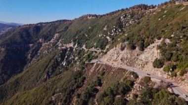 San Bernardino Ulusal Ormanı 'ndaki Dünya Manzarası' nın dolambaçlı şeridi boyunca uzanan çarpıcı manzaraların yüksek hava akışı.