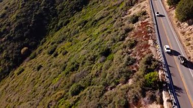 San Bernardino Ulusal Ormanı 'ndaki renkli sonbahar yaprakları ve görkemli dağlarla Dünya Sahne Geçidi' nin çizgileri boyunca havadan izleniyor.