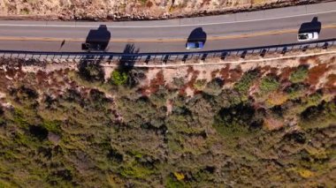 San Bernardino Ulusal Ormanı 'ndaki renkli sonbahar yaprakları ve görkemli dağlarla Dünya Sahne Geçidi boyunca Kızıl Kaya Manzarası' nın yukarıdan görünüşü.