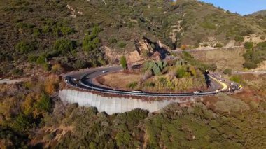 San Bernardino Ulusal Ormanı 'ndaki renkli sonbahar yeşillikleri ve görkemli dağlarla Panorama Noktası' nın Dünya Sahne Geçidi boyunca havadan çekilmiş görüntüsü.