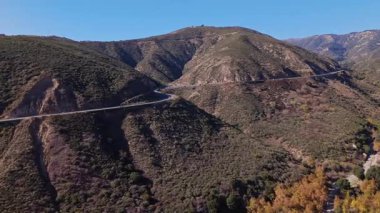 San Bernardino Ulusal Ormanı 'ndaki Waterman Kanyonu' nun yüksek hava akımı Dünya Sahne Yolu 'nun kıvrımlı yüzeyi boyunca büyüleyici manzaralarla dolu.