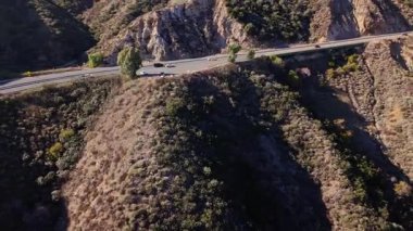 San Bernardino Ulusal Ormanı 'ndaki Waterman Kanyonu' nun yüksek hava çekimi Dünya Sahne Yolu 'nun kıvrımlı yüzeyi boyunca çarpıcı manzaralarla