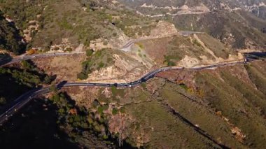 San Bernardino Ulusal Ormanı 'ndaki renkli sonbahar yeşillikleri ve görkemli dağlarla Panorama Noktası yakınlarındaki Dünya Sahne Geçidi' nin yakınındaki yüksek hava saldırısı.