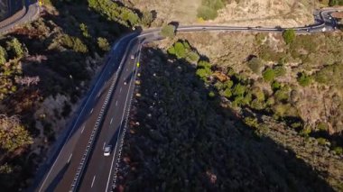 San Bernardino Ulusal Ormanı 'ndaki renkli sonbahar yaprakları ve görkemli dağlarla Dünya Sahne Geçidi' nin hava gösterisi.