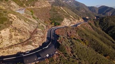 San Bernardino Ulusal Ormanı 'ndaki renkli sonbahar yaprakları ve görkemli dağlarla Dünya Sahne Geçidi' nin yörüngesinde.