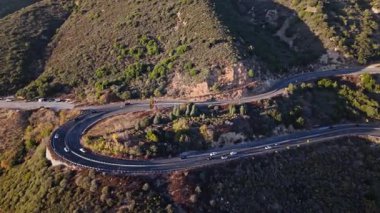 San Bernardino Ulusal Ormanı 'ndaki renkli sonbahar yeşillikleri ve görkemli dağlarla Panorama Noktası' nın Dünya Sahne Geçidi 'ndeki yüksek hava yörüngesi.
