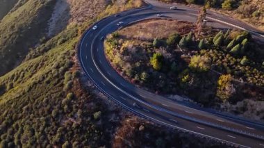 San Bernardino Ulusal Ormanı 'ndaki renkli sonbahar yaprakları ve görkemli dağlarla Panorama Noktası' nın Dünya Sahne Geçidi 'ndeki hava yörüngesi.