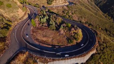 Hava yörüngesi, San Bernardino Ulusal Ormanı 'ndaki renkli sonbahar yeşillikleri ve görkemli dağlarla Dünya Sahne Geçidi' ndeki Panorama Noktası 'nı gözler önüne seriyor.
