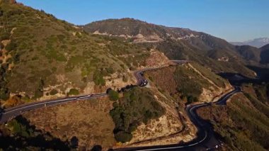 San Bernardino Ulusal Ormanı 'ndaki renkli sonbahar yeşillikleri ve görkemli dağlarla Panorama Noktası boyunca uzanan hava üssü.