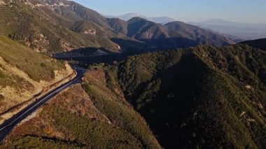 San Bernardino Ulusal Ormanı 'ndaki renkli sonbahar yaprakları ve görkemli dağlarla Dünya Sahne Geçidi' nin yörüngesinde.