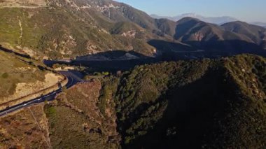 San Bernardino Ulusal Ormanı 'ndaki renkli sonbahar yaprakları ve görkemli dağlarla Dünya Sahne Geçidi' nin yörüngesinde.