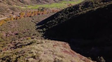 San Bernardino Ulusal Ormanı 'ndaki Waterman Kanyonu' nun hava gösterimi Dünya Sahne Yolu 'nun kıvrımlı halkaları boyunca büyüleyici manzaralar sunuyor.