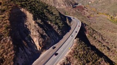 San Bernardino Ulusal Ormanı 'ndaki Waterman Kanyonu' nun üzerinde Dünya Sahnesi 'nin dolambaçlı şeridi boyunca büyüleyici manzaralar var.