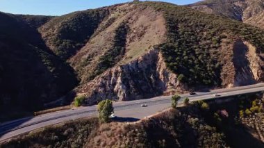 San Bernardino Ulusal Ormanı 'ndaki Waterman Kanyonu' nun hava yörüngesinde Dünya Çevre Yolu 'nun dolambaçlı şeridi boyunca büyüleyici manzaralar var.