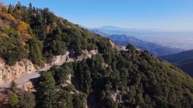 San Bernardino Ulusal Ormanı 'ndaki Dünya Manzarası' nın dolambaçlı şeridi boyunca uzanan çarpıcı manzaraların yüksek hava akışı.