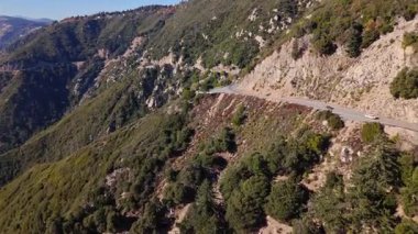 San Bernardino Ulusal Ormanı 'ndaki Dünya Manzarası' nın dolambaçlı şeridi boyunca uzanan çarpıcı manzaraların yüksek hava akışı.