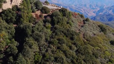 San Bernardino Ulusal Ormanı 'ndaki Dünya Sahne Geçidi' nin dolambaçlı hattı boyunca uzanan göz kamaştırıcı manzaralardan oluşan telefoto hava geçidi.