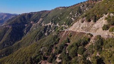 San Bernardino Ulusal Ormanı 'ndaki Dünya Manzarası' nın dolambaçlı şeridi boyunca uzanan çarpıcı manzaraların yüksek hava akışı.
