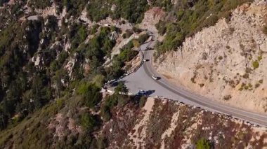 San Bernardino Ulusal Ormanı 'ndaki Dünya Manzarası' nın dolambaçlı şeridi boyunca uzanan çarpıcı manzaraların yüksek hava akışı.