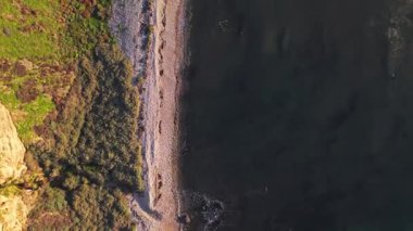 Güneş batarken, okyanusun üzerindeki engebeli kayalıkları ve evleri aydınlatan, nefes kesen Lunada Körfezi 'nin yüksek havadan yukarısı, Palos Verdes Emlak, Kaliforniya