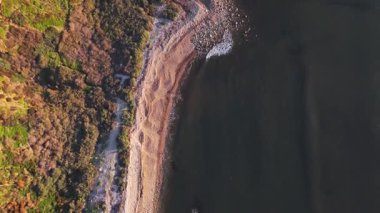 Güneş batarken, okyanusun üzerindeki engebeli kayalıkları ve evleri aydınlatan, nefes kesen Lunada Körfezi 'nin üstünden geçen, Palos Verdes Emlak, Kaliforniya