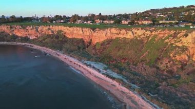 Güneş batarken Lunada Körfezi 'nin alçak hava geçidi kayalık kıyı şeridine çarpıyor, Palos Verdes Emlak, Kaliforniya