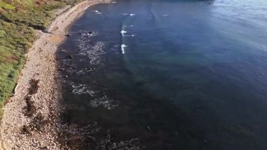 Güneş batarken, okyanusun üzerindeki engebeli kayalıkları ve evleri aydınlatan, nefes kesen Lunada Körfezi 'nin hava çekimi, Palos Verdes Evleri, Kaliforniya