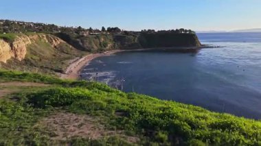 Güneş batarken, okyanusun üzerindeki engebeli kayalıkları ve evleri aydınlatan, nefes kesen Lunada Körfezi 'nin hava üssü, Palos Verdes Emlak, Kaliforniya