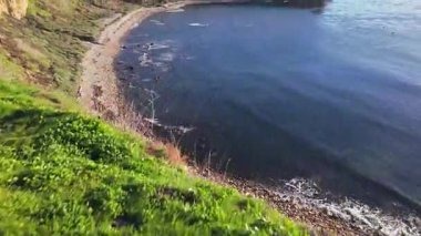 Güneş batarken, okyanusun üzerindeki engebeli kayalıkları ve evleri aydınlatan, nefes kesici Lunada Körfezi 'nin sinematik hava gösterimi, Palos Verdes Emlak, Kaliforniya