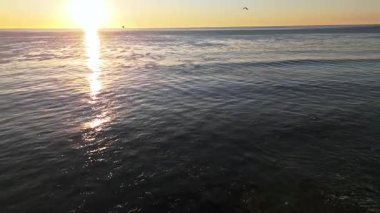 Güneş batarken Lunada Körfezi 'nin alçak hava geçidi kayalık kıyı şeridine çarpıyor, Palos Verdes Emlak, Kaliforniya