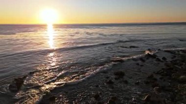 Güneş batarken Lunada Körfezi 'nin alçak hava geçidi kayalık kıyı şeridine çarpıyor, Palos Verdes Emlak, Kaliforniya