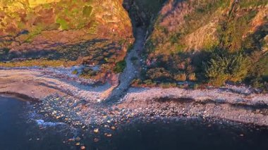 Güneş batarken, okyanusun üzerindeki engebeli kayalıkları ve evleri aydınlatan, nefes kesici Lunada Körfezi Kanyonu 'nun hava çekimi, Palos Verdes Emlak, Kaliforniya