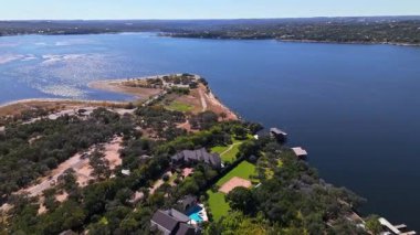 Güneşli bir sonbahar günü, Austin, Teksas 'ta, Travis Gölü' ndeki Windy Point yarımadasının yüksek hava geçidi.