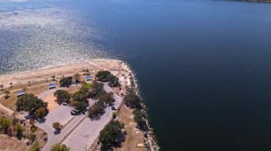 Güneşli bir sonbahar günü, Austin, Teksas 'ta, Travis Gölü' ndeki Windy Point yarımadasının yüksek hava geçidi.