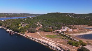 Güneşli bir sonbahar günü, Austin, Teksas 'ta, Travis Gölü' ndeki Windy Point yarımadasının yüksek hava yörüngesi görüntüsü.