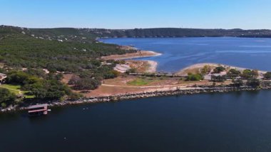 Güneşli bir sonbahar günü, Austin, Teksas 'ta, Travis Gölü' ndeki Windy Point yarımadasının yüksek hava yörüngesi görüntüsü.