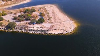 Bob Wentz Park 'ın güneşli bir sonbahar gününde güneşli bir sonbahar günü, Austin, Teksas' taki yüksek sinematik hava gösterisi.