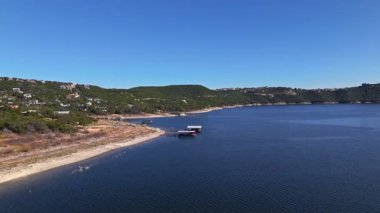 Güneşli bir sonbahar gününde, engebeli kayalıklar ve muhteşem göl evleri Austin, Teksas 'ta nefes kesici bir vinç görüntüsü.