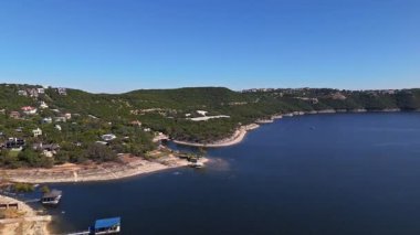 Güneşli bir sonbahar gününde, engebeli kayalıklar ve muhteşem göl evleri Austin, Teksas 'ta nefes kesici bir vinç görüntüsü.