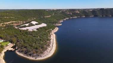 Güneşli bir sonbahar gününde, engebeli uçurumlar ve çarpıcı göl evleri Austin, Teksas 'ta nefes kesen Travis Gölü' nün üzerinde.