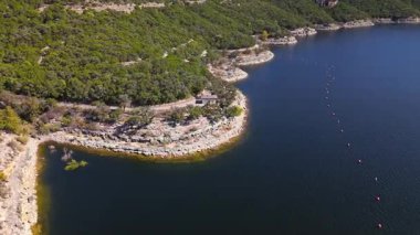 Güneşli bir sonbahar gününde, engebeli kayalıklar ve muhteşem göl evleri Austin, Teksas 'ta nefes kesen Travis Gölü' nün alçak hava saldırısı.