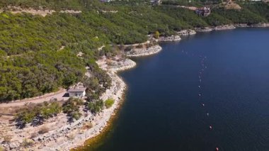 Güneşli bir sonbahar gününde, Travis Gölü 'nün, engebeli kayalıkları ve muhteşem göl evleri Austin, Teksas' ın yüksek hava çekimi.