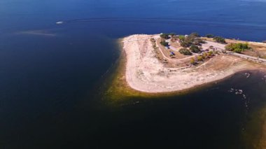 Güneşli bir sonbahar günü, Teksas, Austin 'de, Travis Gölü' ndeki Bob Wentz Parkı 'nın yüksek hava yolu.