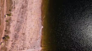 Güneşli bir sonbahar günü, Austin, Teksas 'ta, Travis Gölü' ndeki Bob Wentz Parkı 'nın yukarıdan aşağıya doğru uzanan üst geçidi.