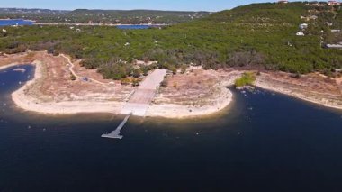 Bob Wentz Park 'ın güneşli bir sonbahar günü, Austin, Teksas' taki Travis Gölü 'ndeki yüksek hava yörüngesi görüntüsü.