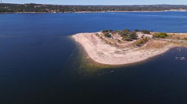 Bob Wentz Park 'ın güneşli bir sonbahar günü, Austin, Teksas' taki Travis Gölü 'nde çekilmiş yüksek hava görüntüsü.