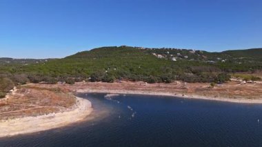 Güneşli bir sonbahar günü, Austin, Teksas 'ta Travis Gölü üzerindeki Windy Point yarımadasının hava vinç çekimi.